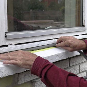 Vinduets bundfuge er ødelagt: Tryk fugebagstop helt ind i bunden af sprækken Vinduets bundfuge er ødelagt: Tryk fugebagstop helt ind i bunden af sprækken